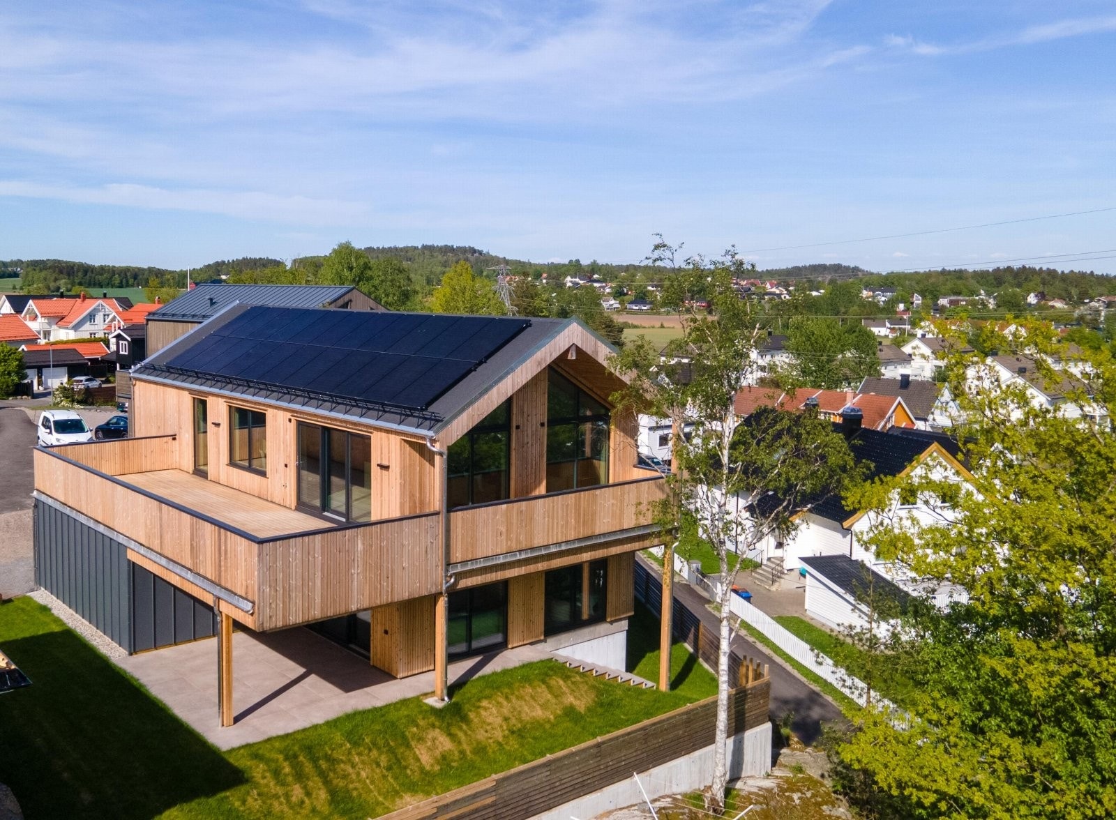 På taket er anlagt solcelleanlegg som årlig skal frembringe opp til 19 000 kWt Galleribilde