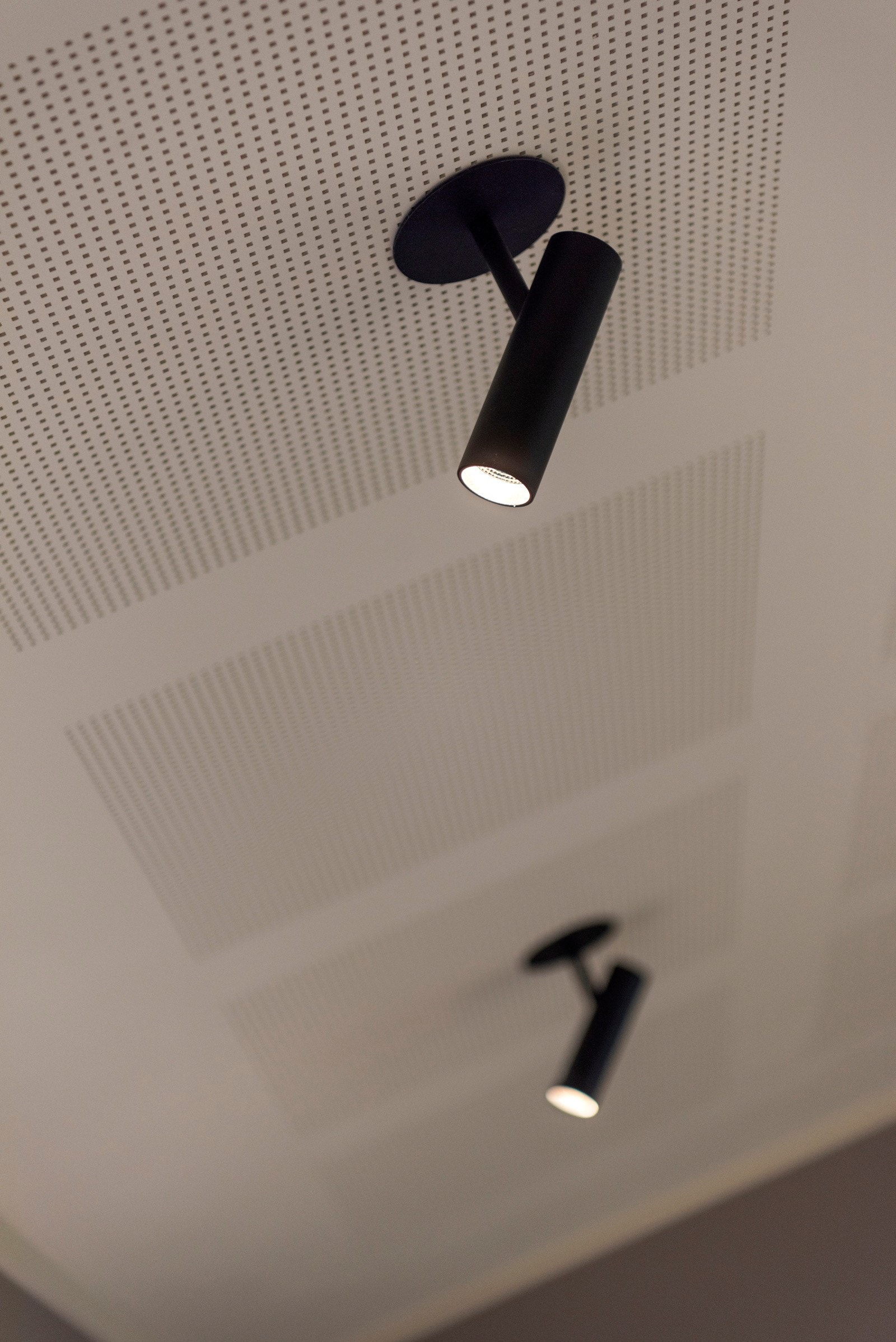 Legg merke til belsyningen og akustikkplatene Galleribilde