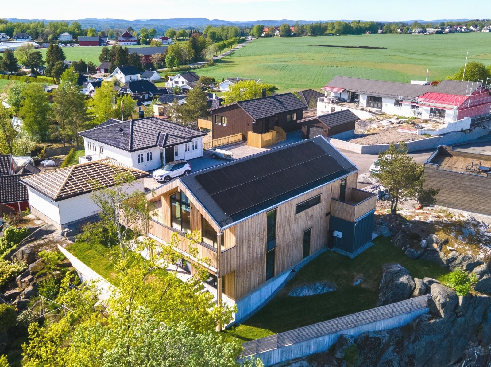 Nydelige omgivelser - helt i enden av blindvei! Tomten er pent opparbeidet med plen, gjerde og det blir asfaltert innkjørsel med varmekabler Galleribilde