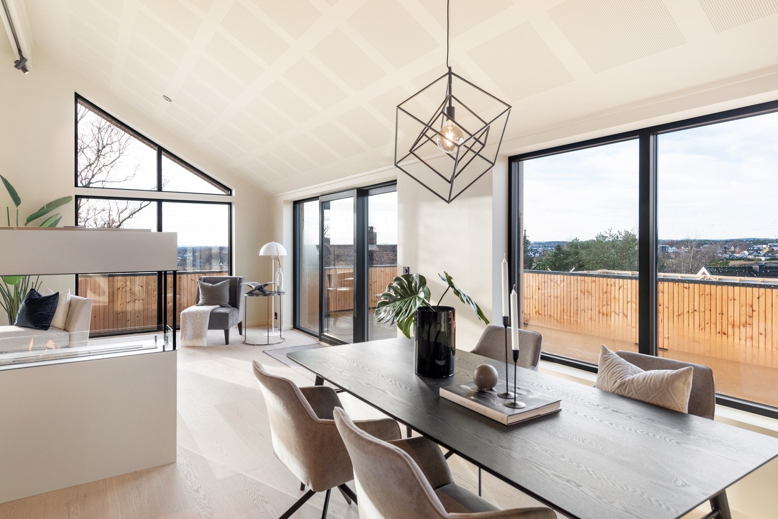 Stuen har godt med naturlig belysning fra store vindusflater Galleribilde