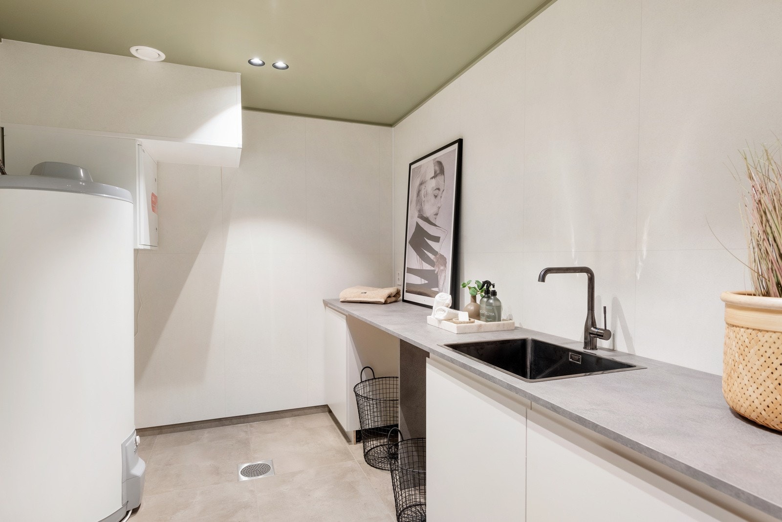 Stort og praktisk vaskerom med opplegg for både vaskemaskin og tørketrommel Galleribilde