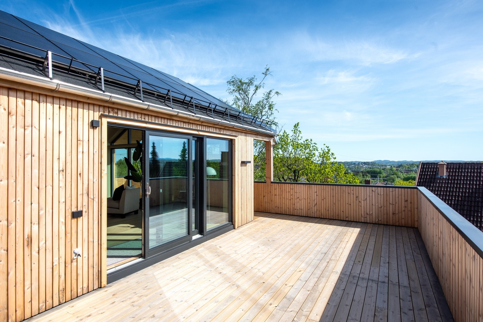 Fra stuen har du direkte utgang til en stor terrasse på ca. 55 kvm Galleribilde