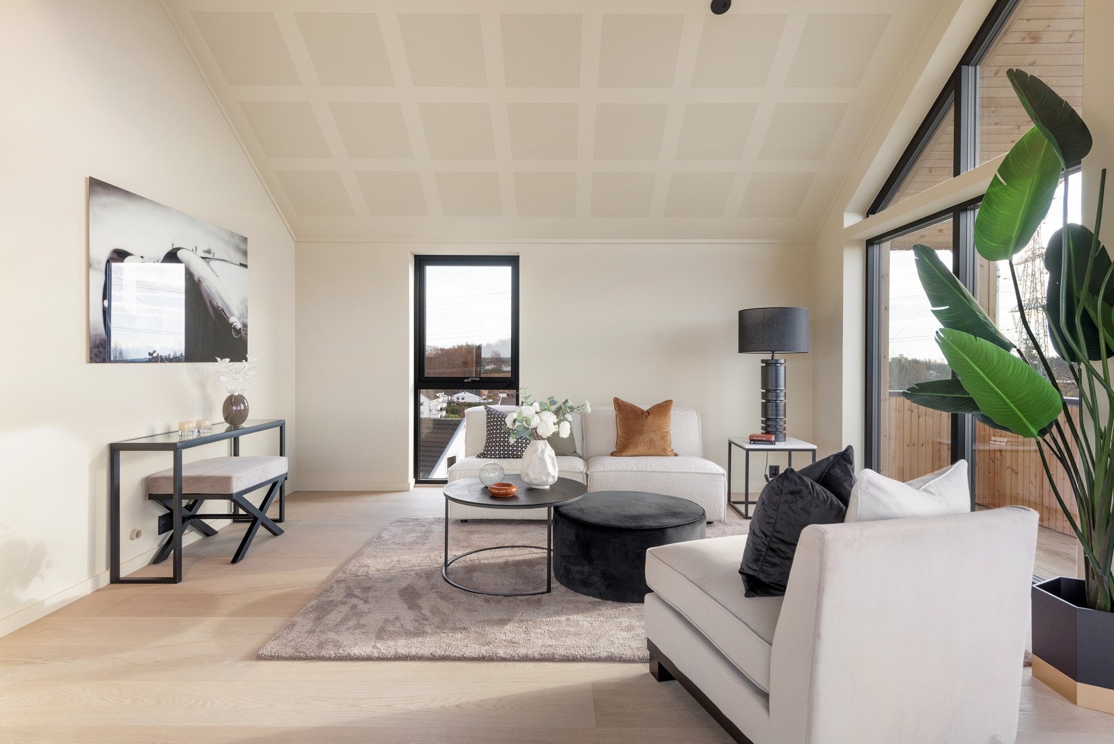 Det er god plass til en stor sofagruppe, sofabord og annet ønsket møblement Galleribilde