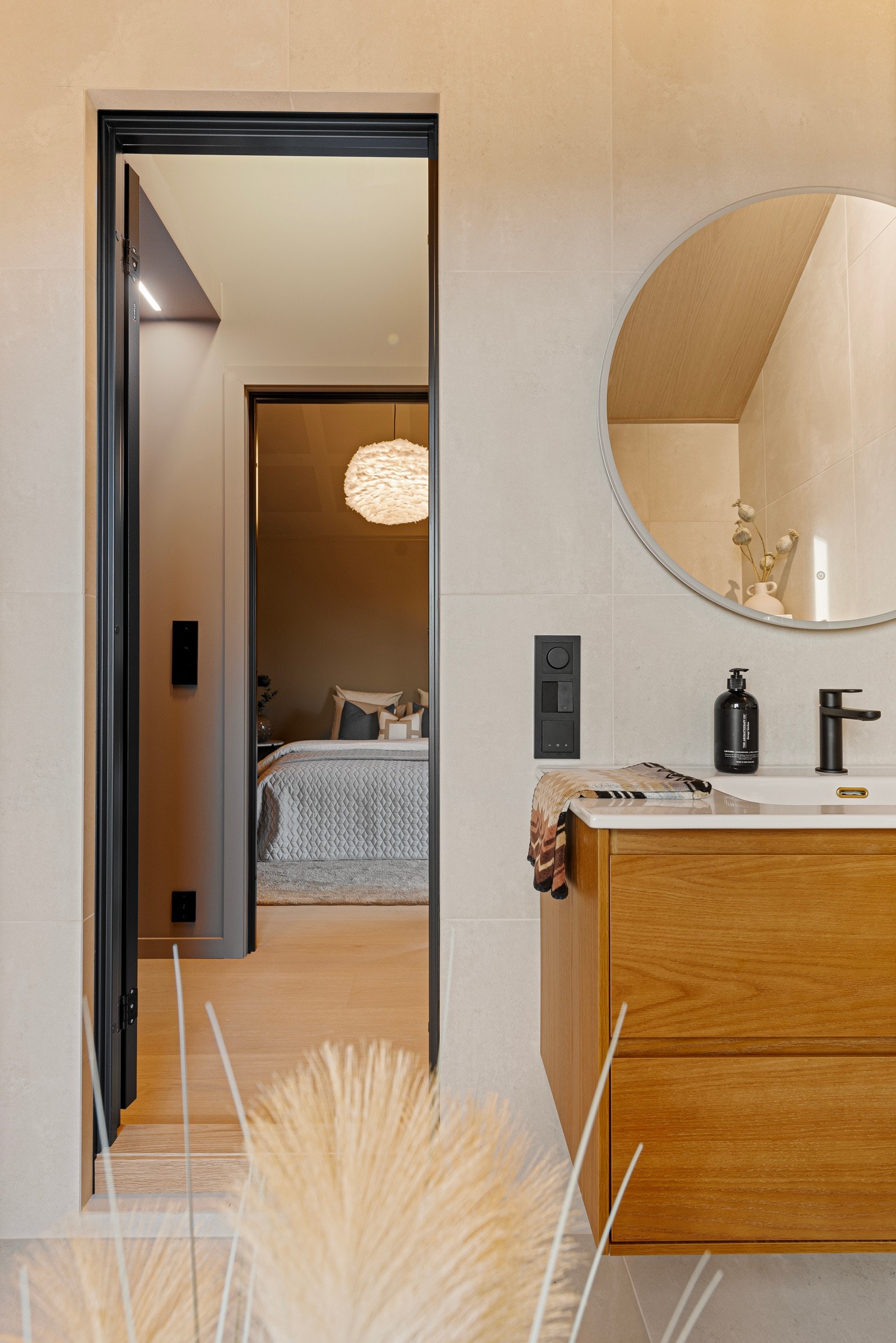 Rålekkert bad med ekslusive fliser fra Fagflis og baderomsinnredning fra Kvik Galleribilde