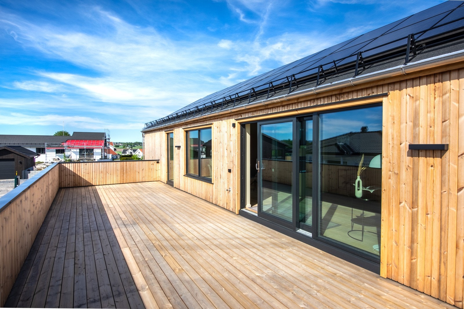 Her har du masse plass til flere hyggelige sittegrupper, lounge eller solsenger Galleribilde