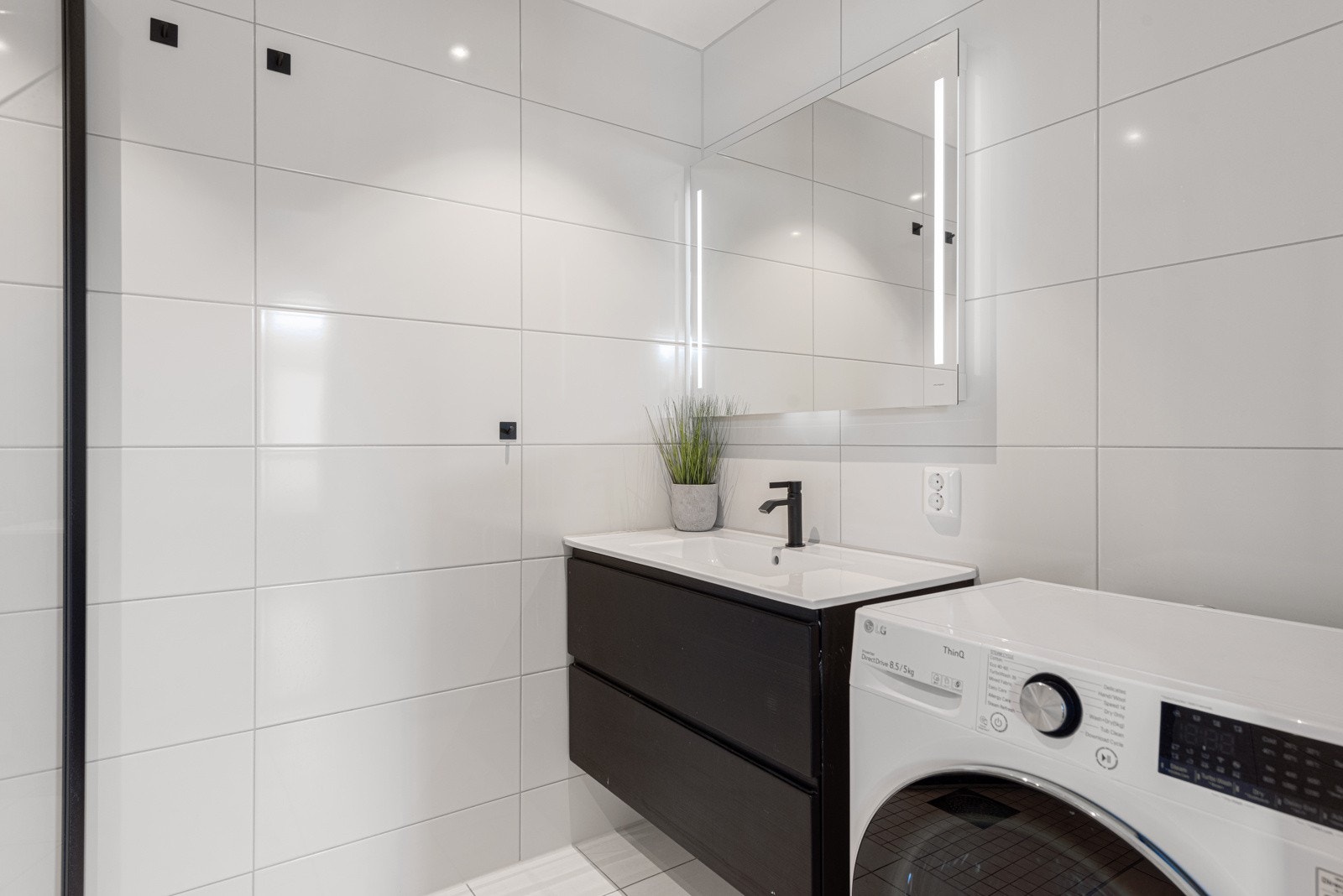 Downlights og gulvvarme gir en lun atmosfære på badet Galleribilde