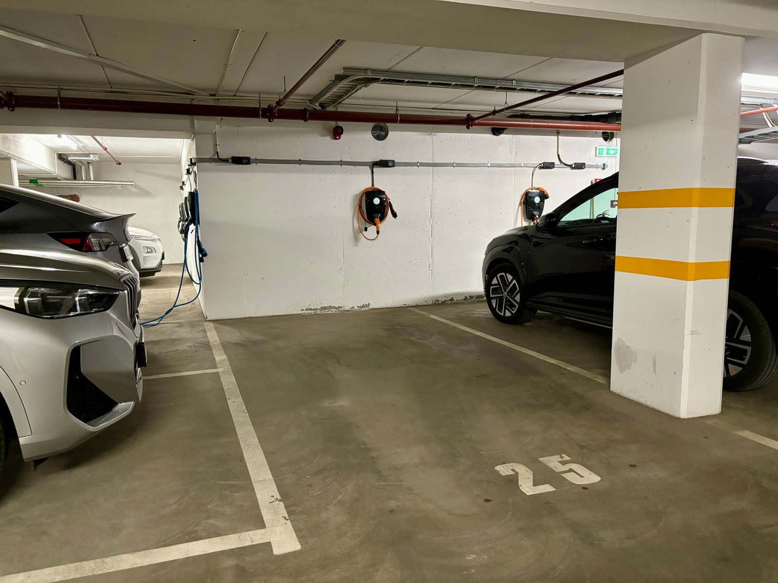 Det medfølger garasjeplass med el-billader i kjelleren Galleribilde