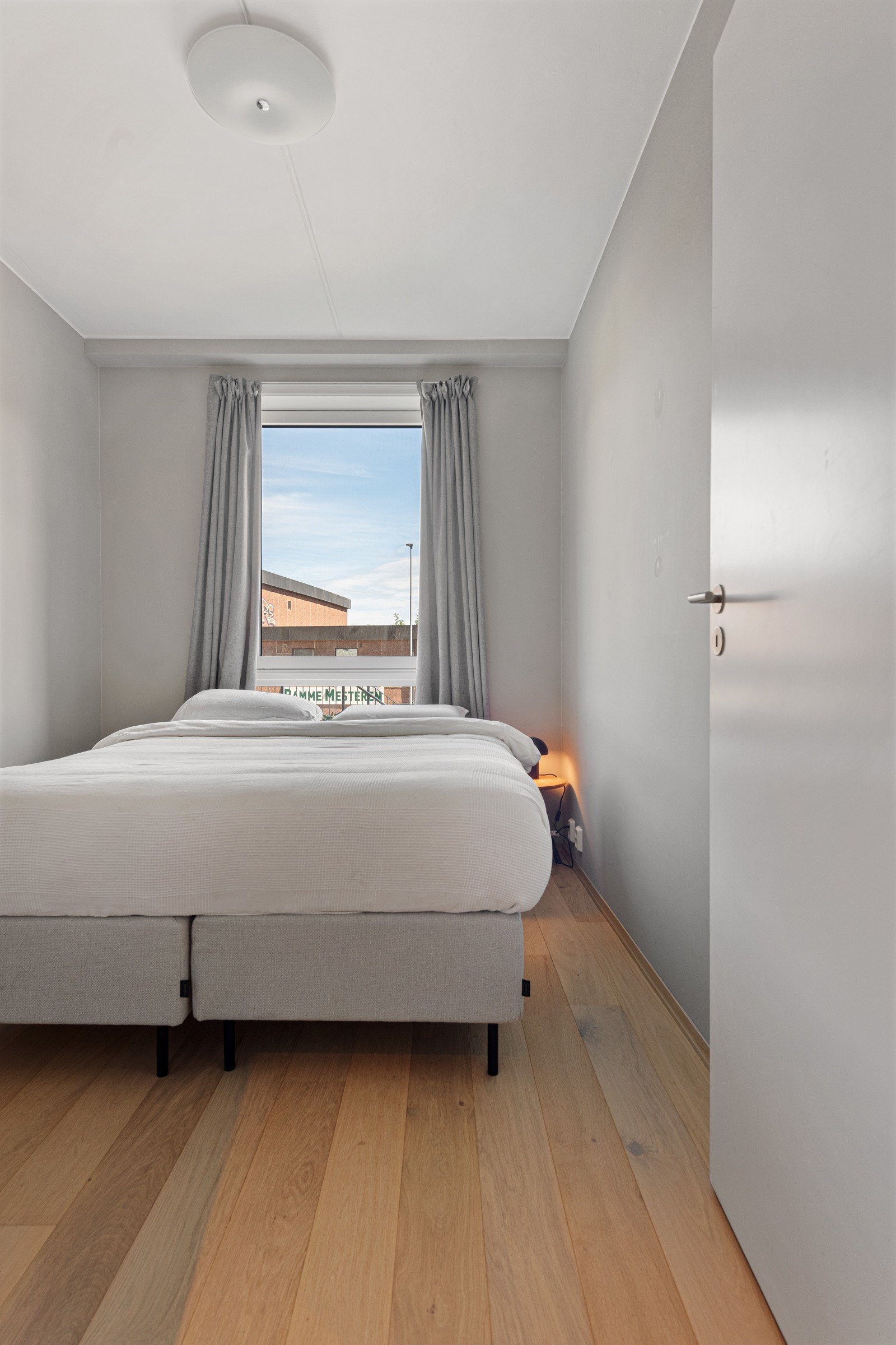 Soverommet har god plass til dobbeltseng Galleribilde
