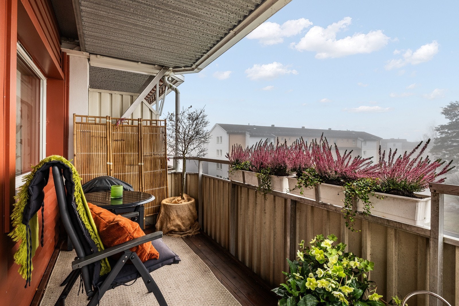 Her får du god plass til å innrede med en stor sittegruppe, grill og div blomster. Galleribilde