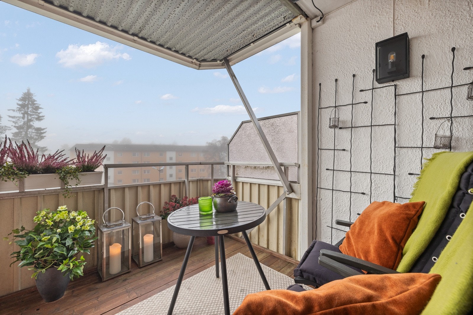 Stue med utgag til en stor balkong som oppleves som en forlengelse på sommeren. Galleribilde