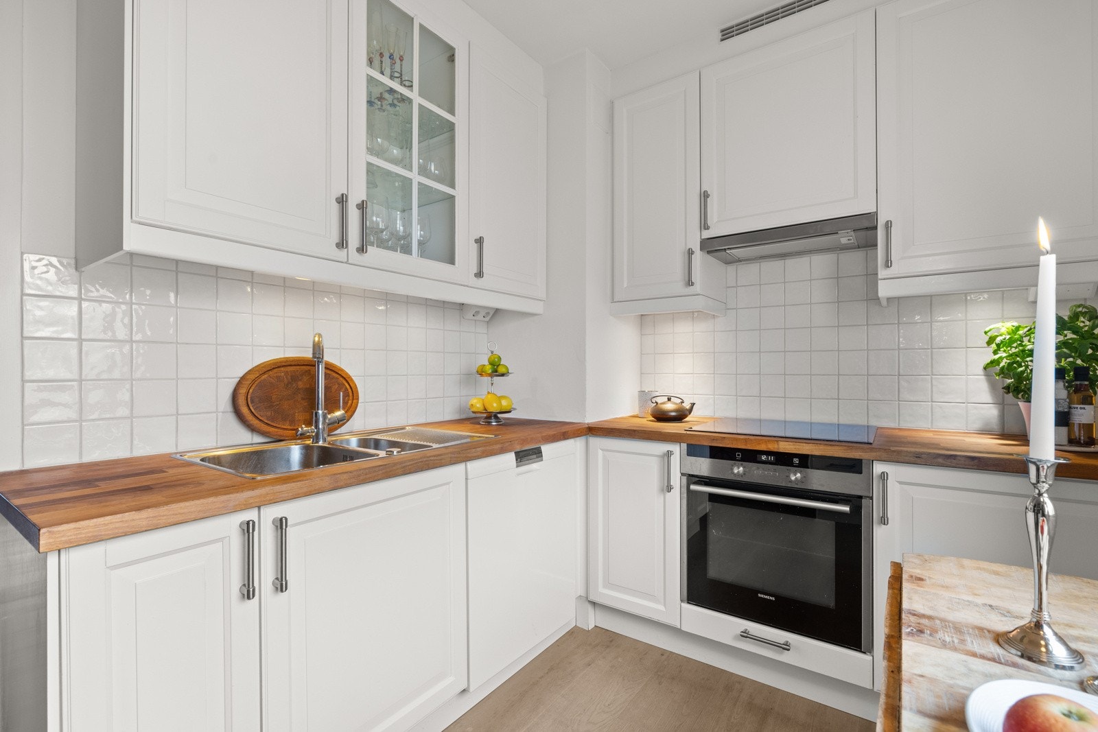 Fliser på vegg mellom benkeplate og overskap. Galleribilde