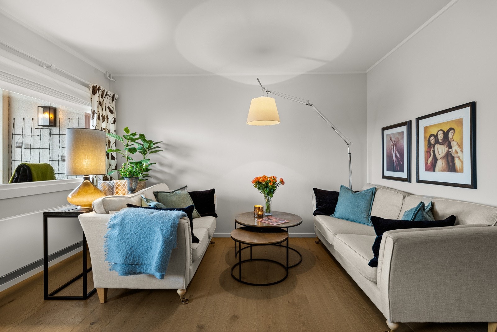 Enstavs oljet Boen parkett (Castle Eik Sand) fra 2019 i stue. Galleribilde