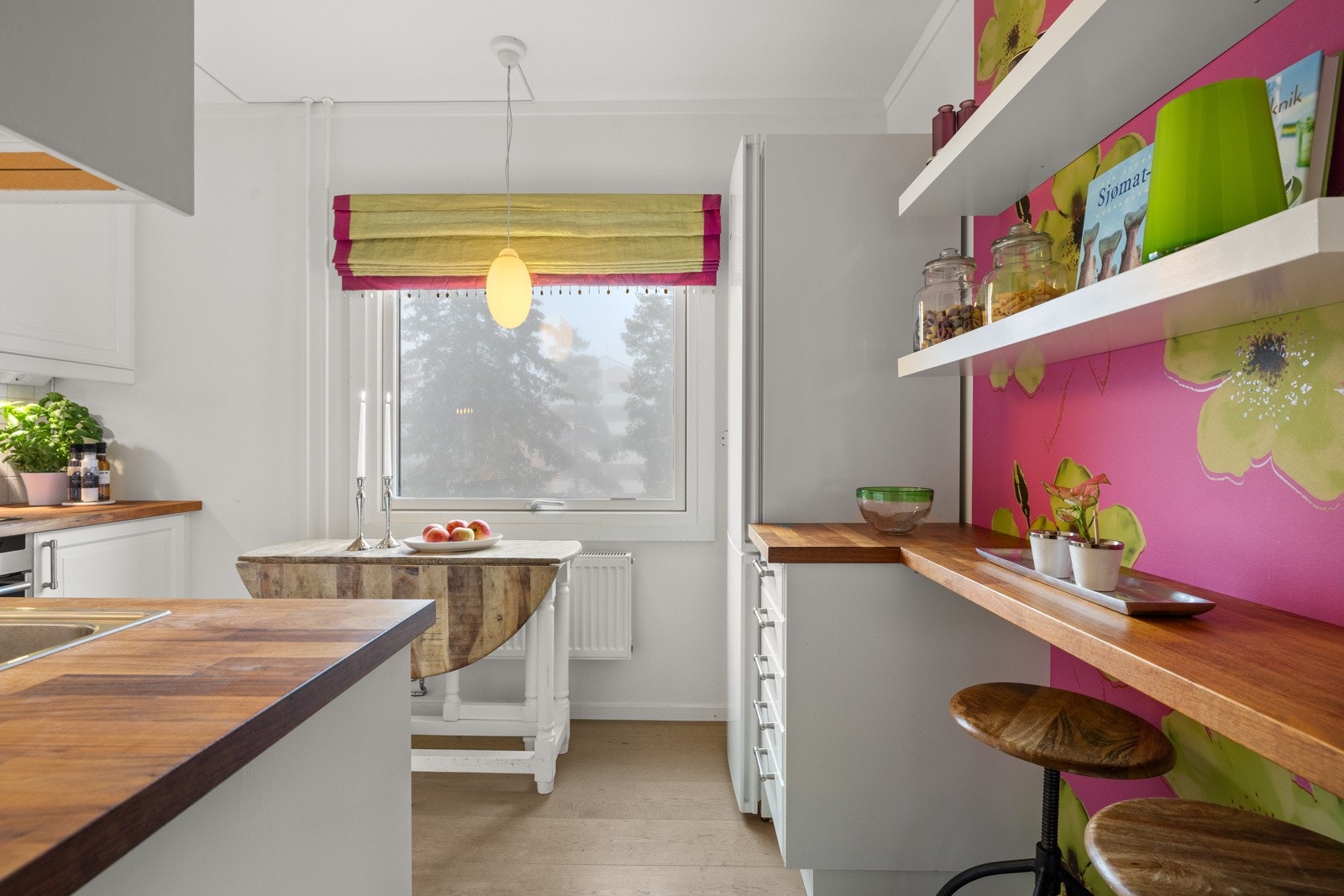 Opplegg for oppvaskmaskin. Integrert stekeovn og keramisk topp fra Siemens. Galleribilde