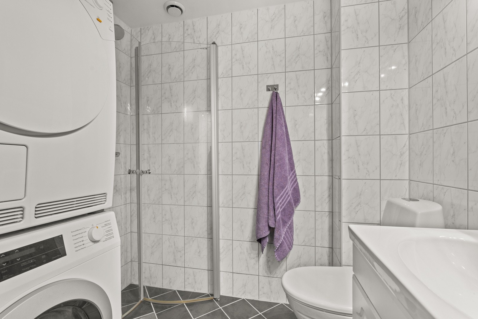 Tidløst og innbydende baderom. Galleribilde