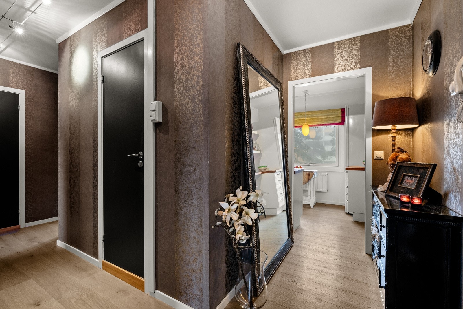 Stor entré som gir et godt førsteinntrykk av boligen. Galleribilde