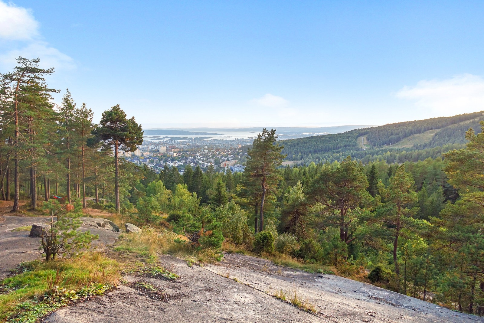 Med marka som nærmeste nabo er turmulighetene- og opplevelsene mange. Det er en kort tur opp til Glassberget som gir flott utsikt mot sentrum og Oslofjorden. Galleribilde