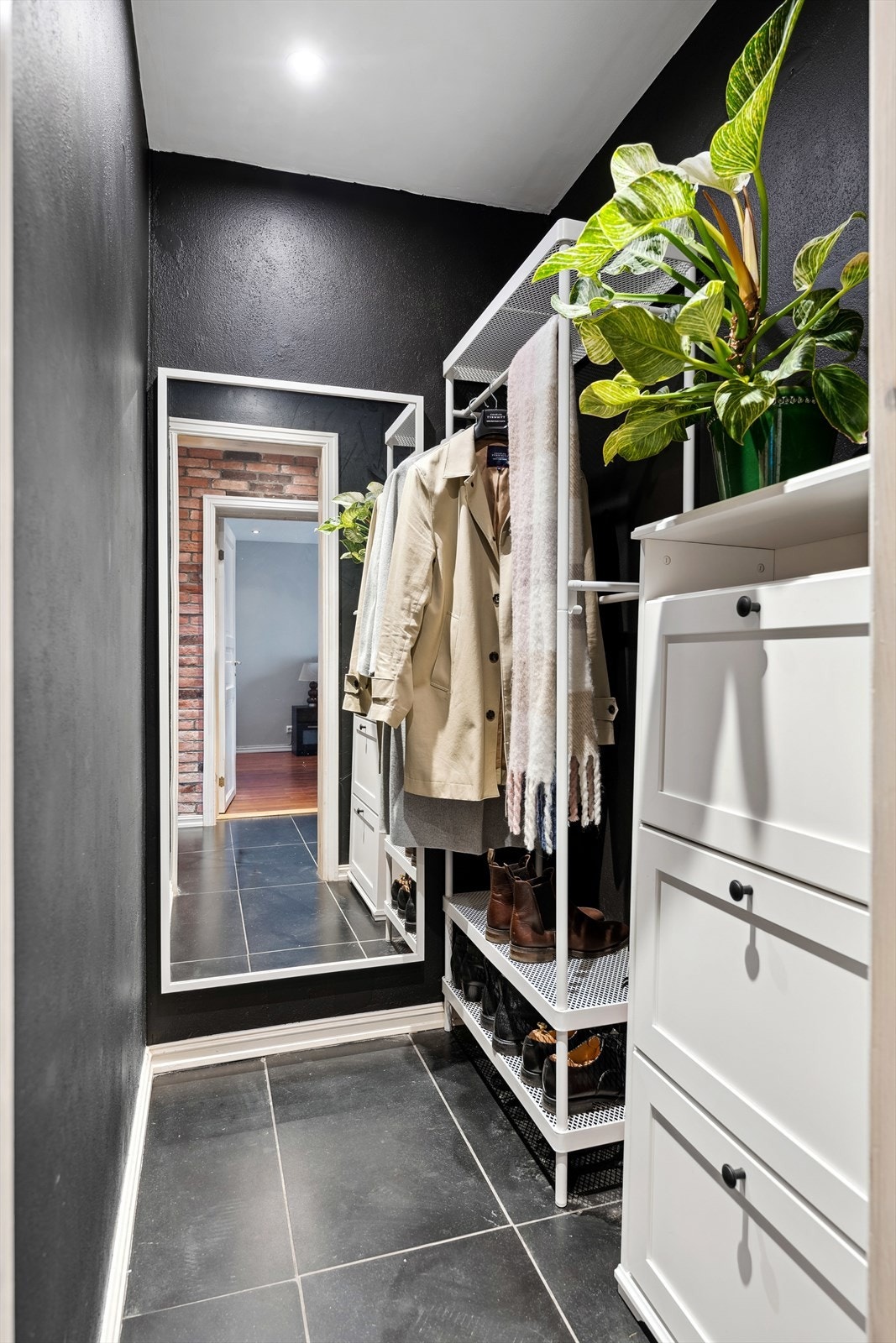 Leiligheten har en innvendig bod med god plass til oppbevaring. Galleribilde