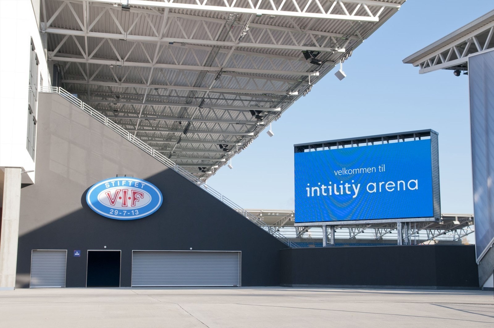 Fra leiligheten er det kort vei til Intility Arena. Galleribilde