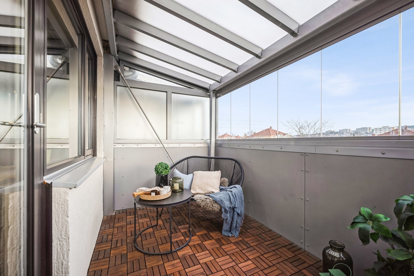 Utgang fra stuen til en innglasset øst/sydøst-vendt balkong på ca. 9 m². Galleribilde