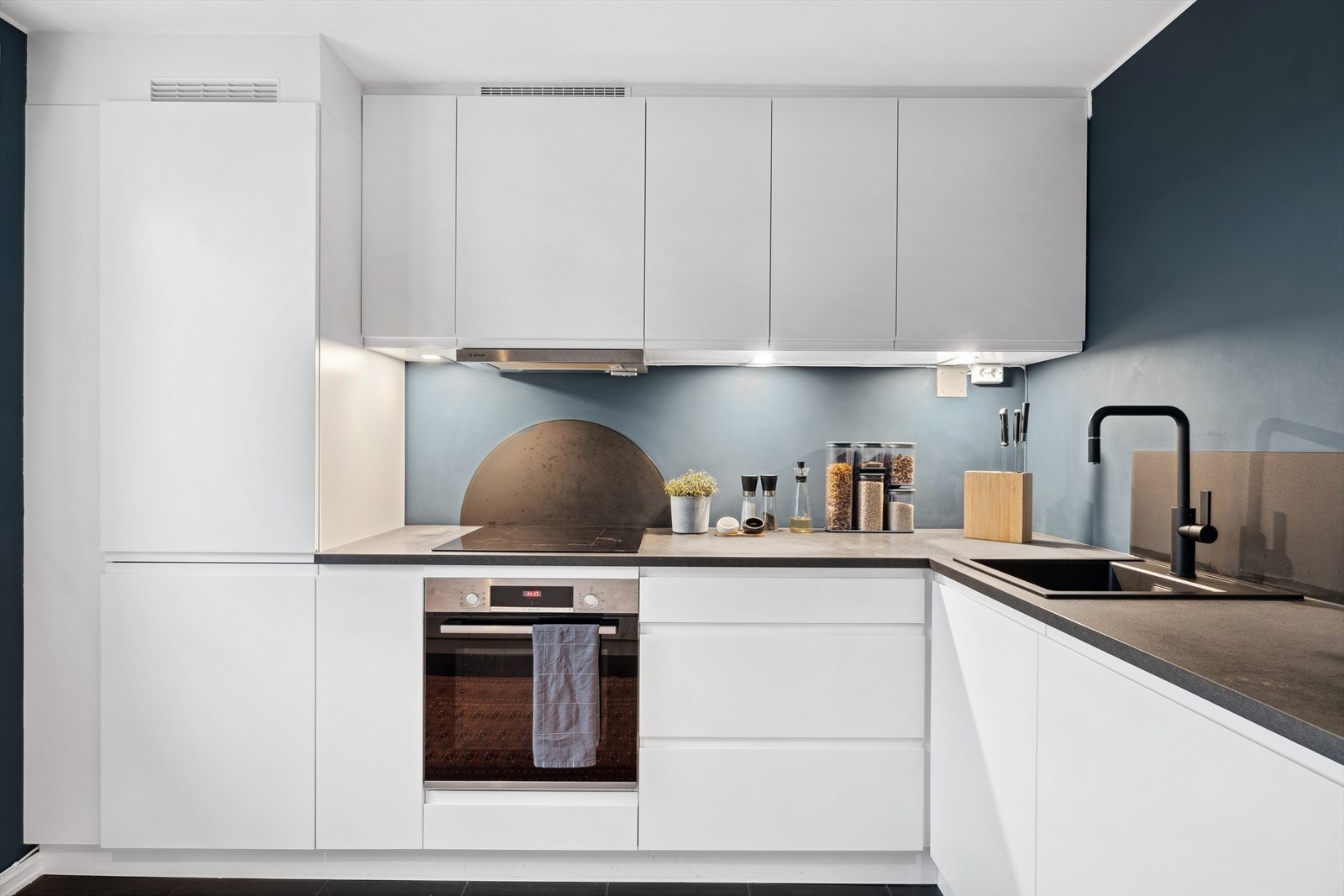 Kjøkkenet er utstyrt med integrert ovn, kjøl/ frys og oppvaskmaskin. Galleribilde