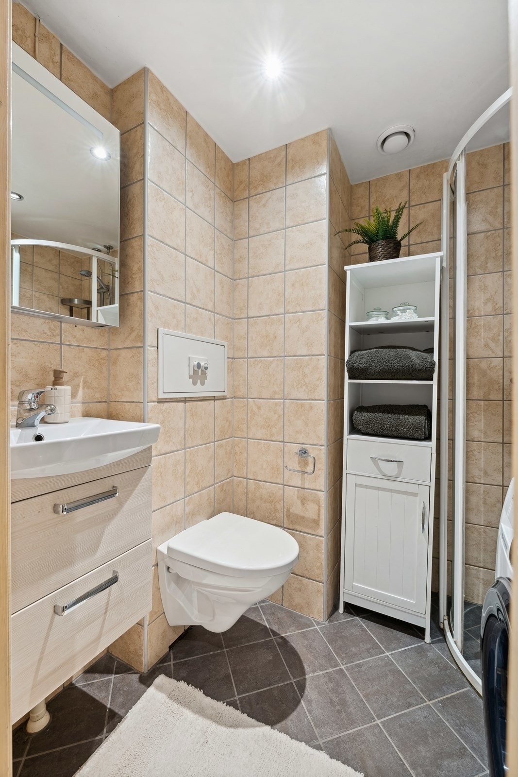 Helfliset bad med varme i gulv. Galleribilde