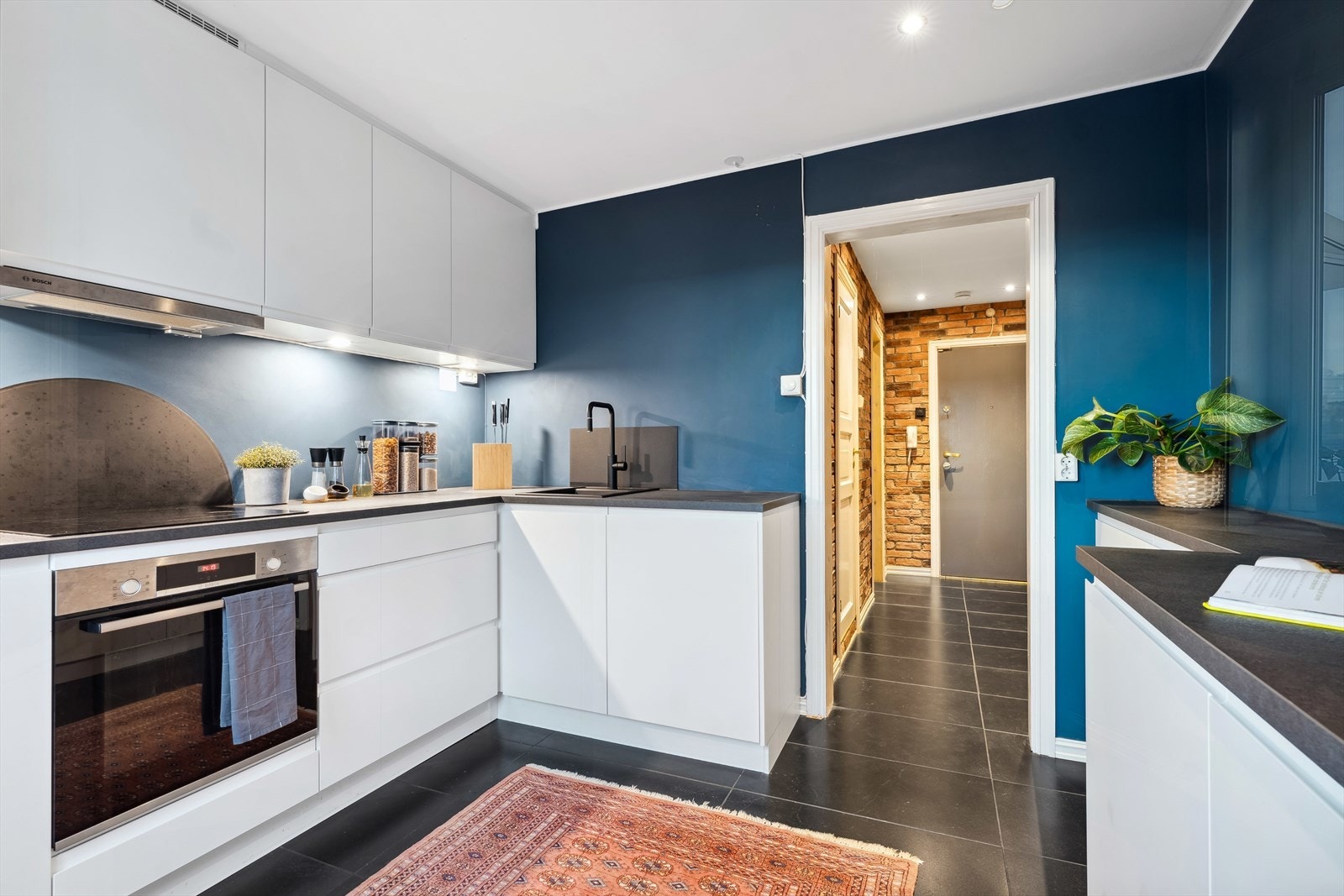 Flislagt gulv og malte overflater. Galleribilde