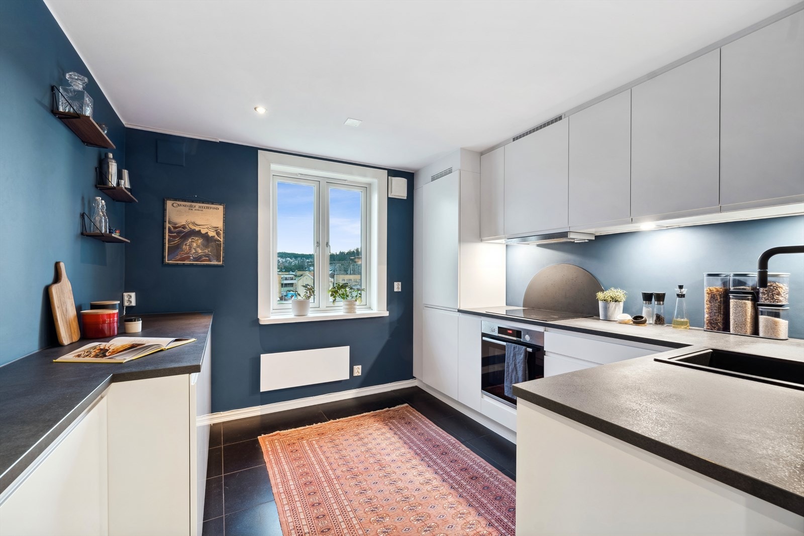 Stort og fint Kvik kjøkken fra 2022 med fabrikklakkerte fronter. Galleribilde