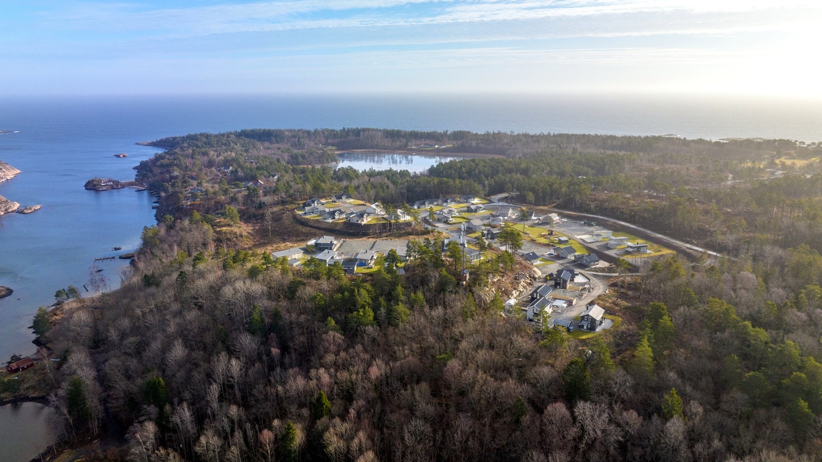 Alveberget hyttefelt ligger sjønært til. Badestrand kort gange fra hyttene. Galleribilde