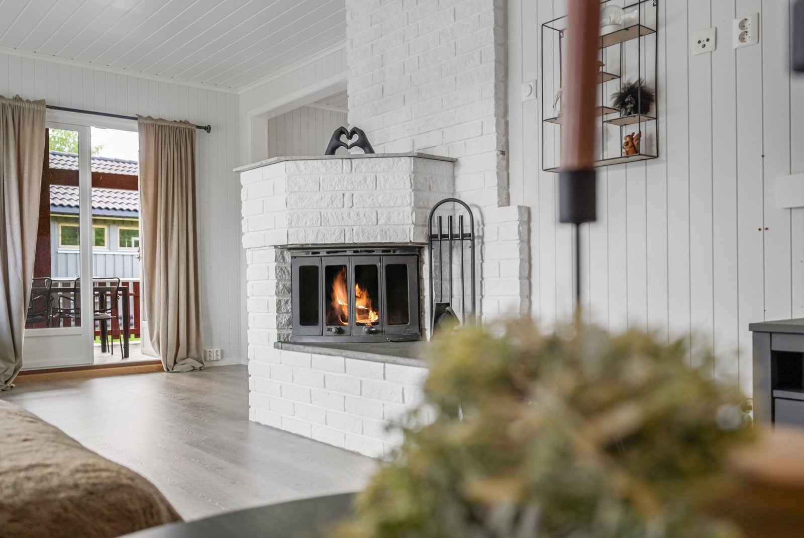 I stuen er det peis som varmer godt på kalde dager Galleribilde