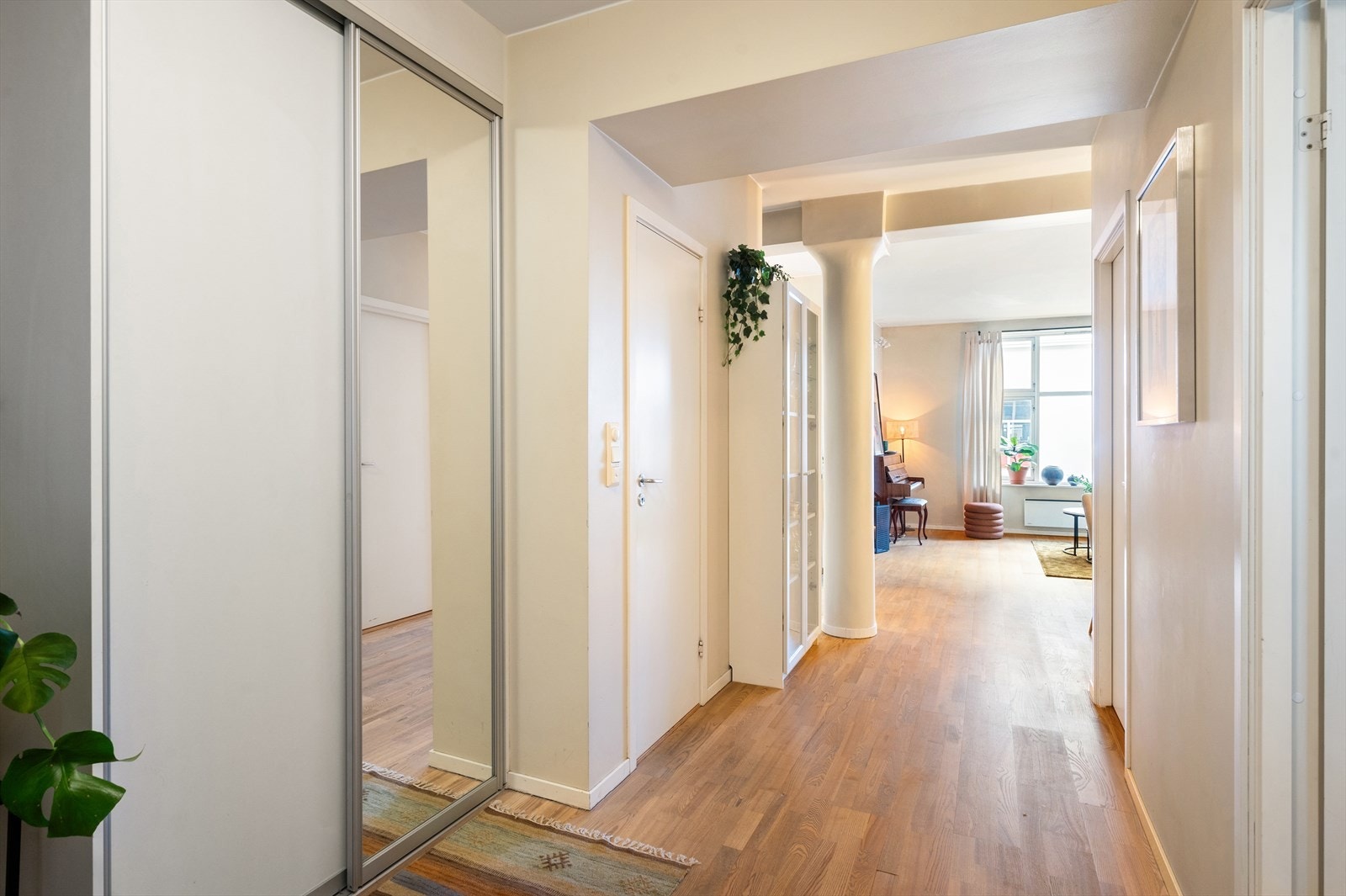 Den romslige entréen har en praktisk skyvedørsgarderobe med speilfront og knagger for oppbevaring av yttertøy og sko. Galleribilde