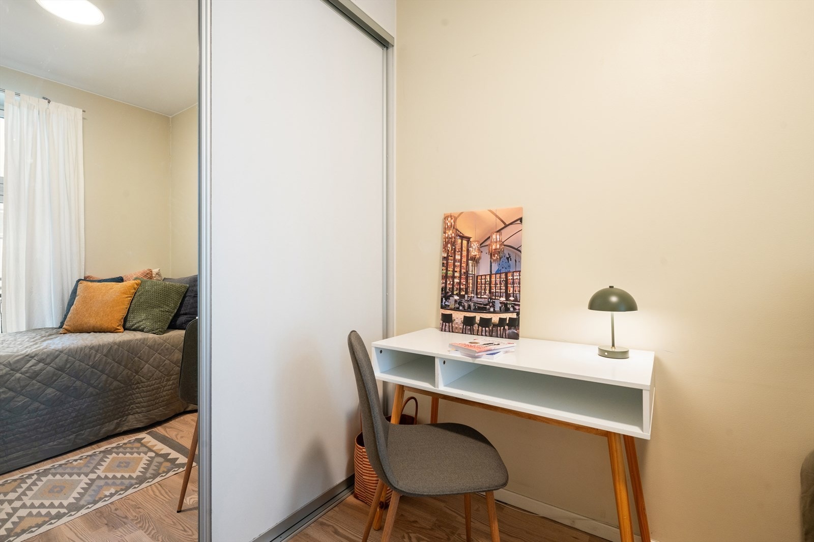 Rommet har god plass til seng, pult og nattbord, og det er godt med lagringsplass i en skyvedørsgarderobe. Galleribilde