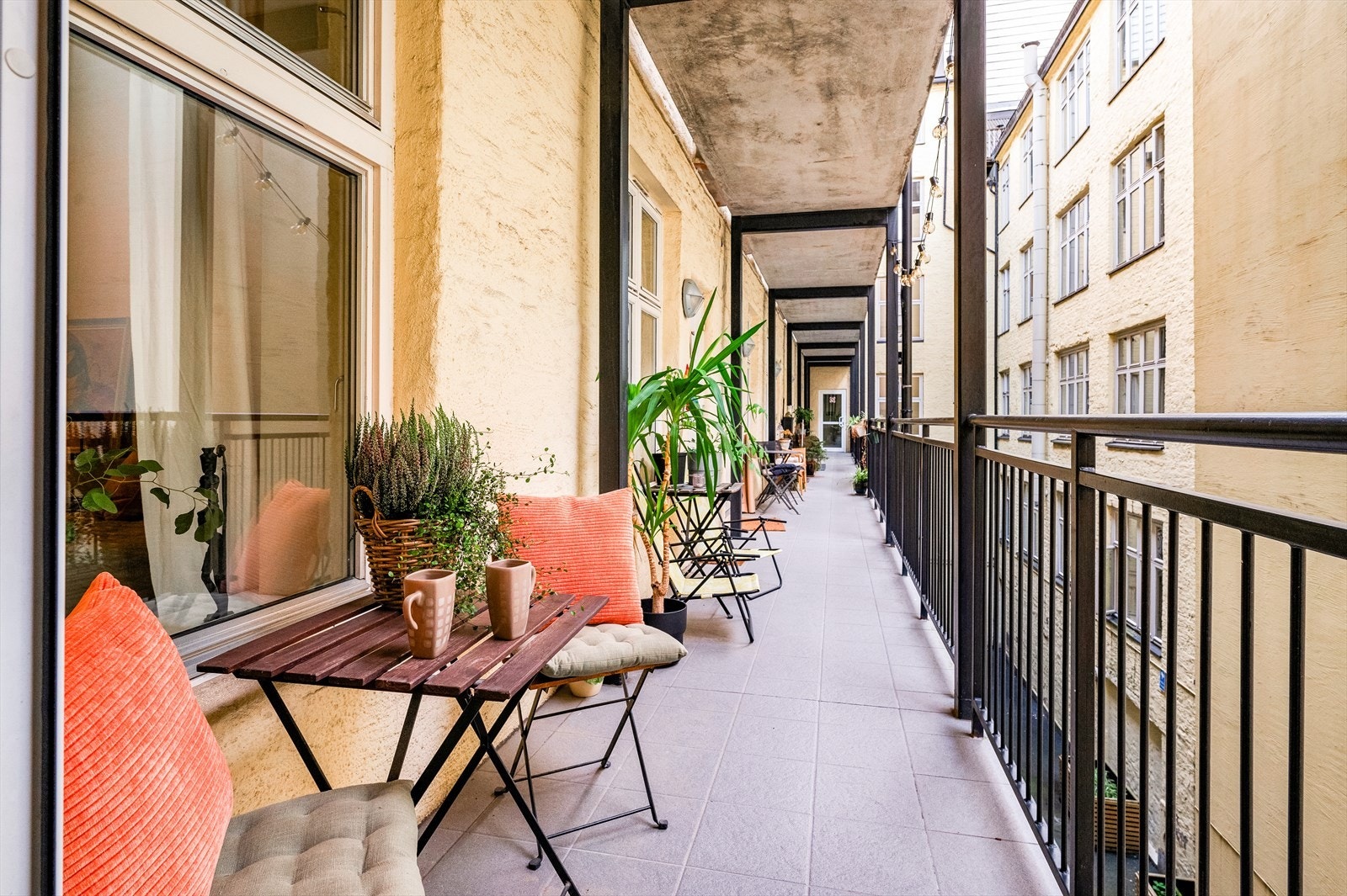 Adkomst til boligen skjer via heis eller trappeløp og boligen har enkel tilgang til svalgang med sol på ettermiddagen og tidlig kveld. Galleribilde