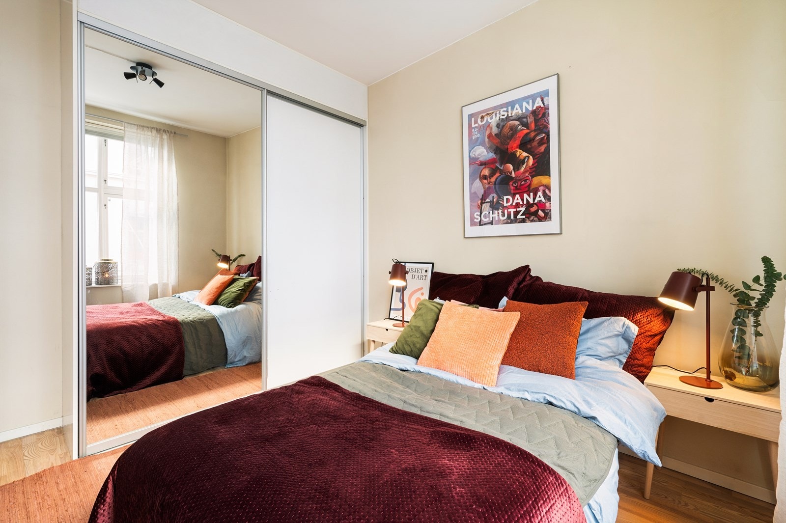 Rommet er utstyrt med en skyvedørsgarderobe med speilfront som gir rikelig med oppbevaringsplass. Galleribilde