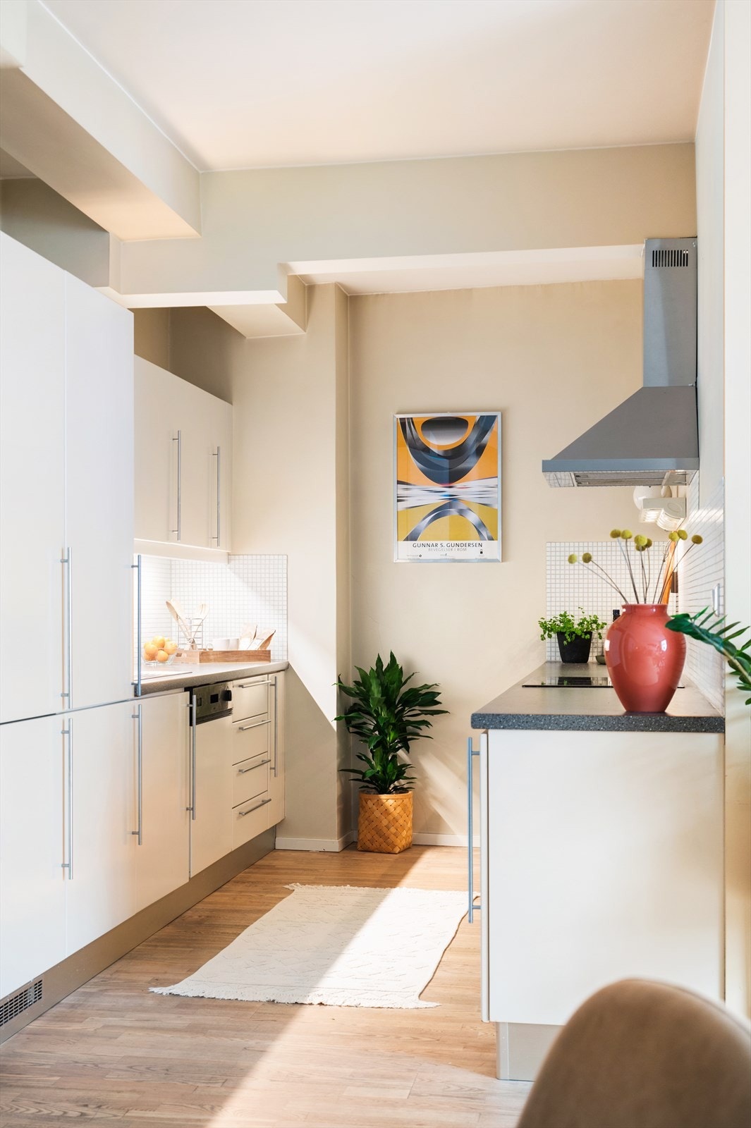 Stue og kjøkken ligger i åpen løsning, men likevel pent adskilt i en L-løsning. Galleribilde