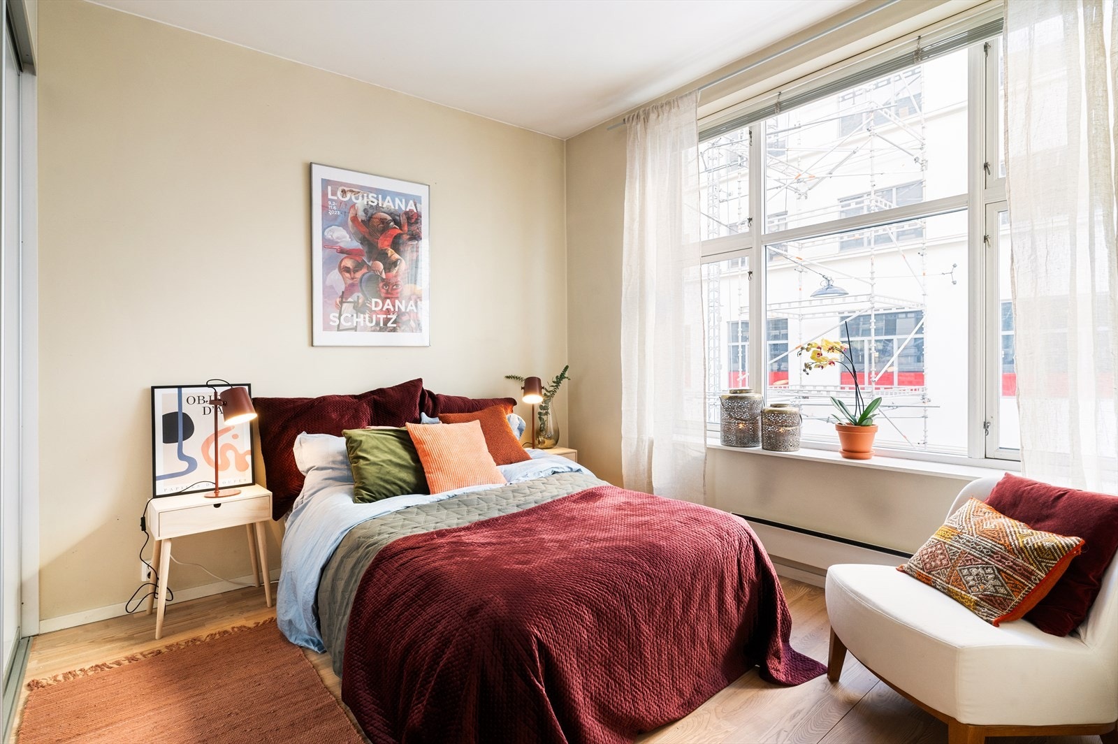 Hovedsoverommet er lyst og romslig med plass til dobbeltseng og nattbord på hver side. Galleribilde