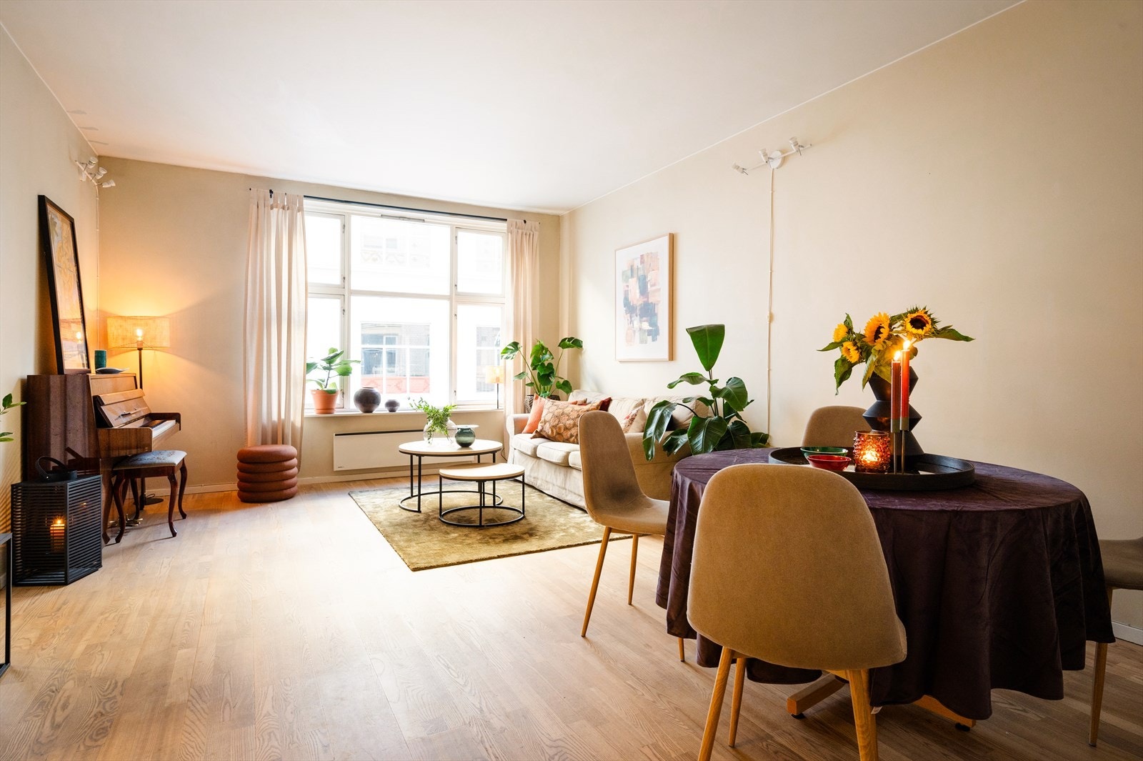 Stuen har en fleksibel utforming som gjør den lett å innrede, med god plass til både sofagruppe og spisebord. Galleribilde