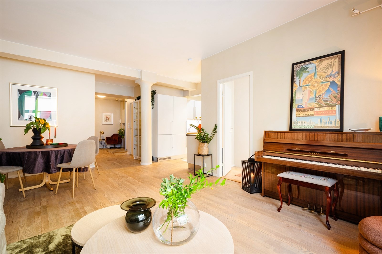 Boligen holder en god standard med tidsmessige overflater. Galleribilde