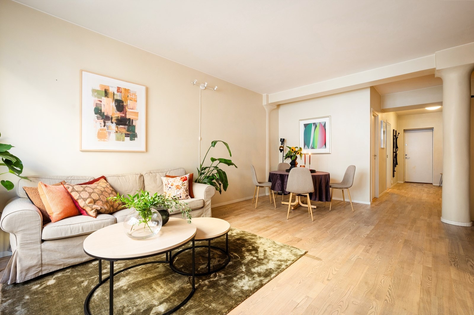 Innvendig har boligen en svært god romfølelse med store rom og god takhøyde. Galleribilde