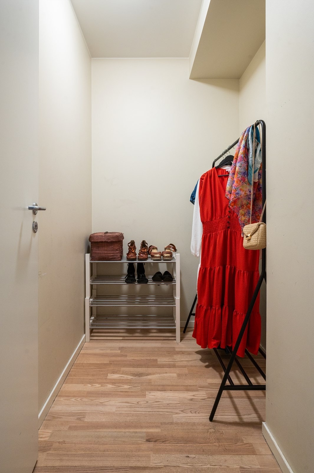 Boligen har en praktisk innvendig bod som gir god lagringsplass. Galleribilde