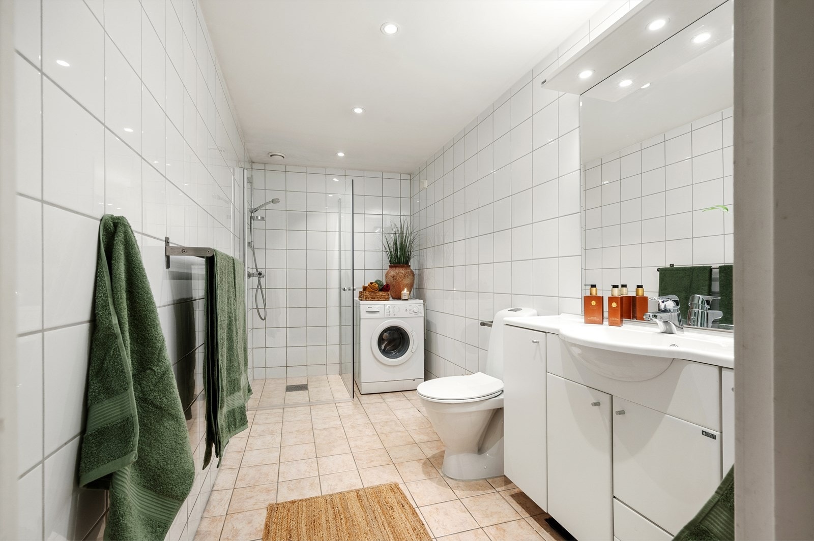 Badet, oppført i 2004, er flislagt med varmekabler i gulvet og svært romslig. Galleribilde