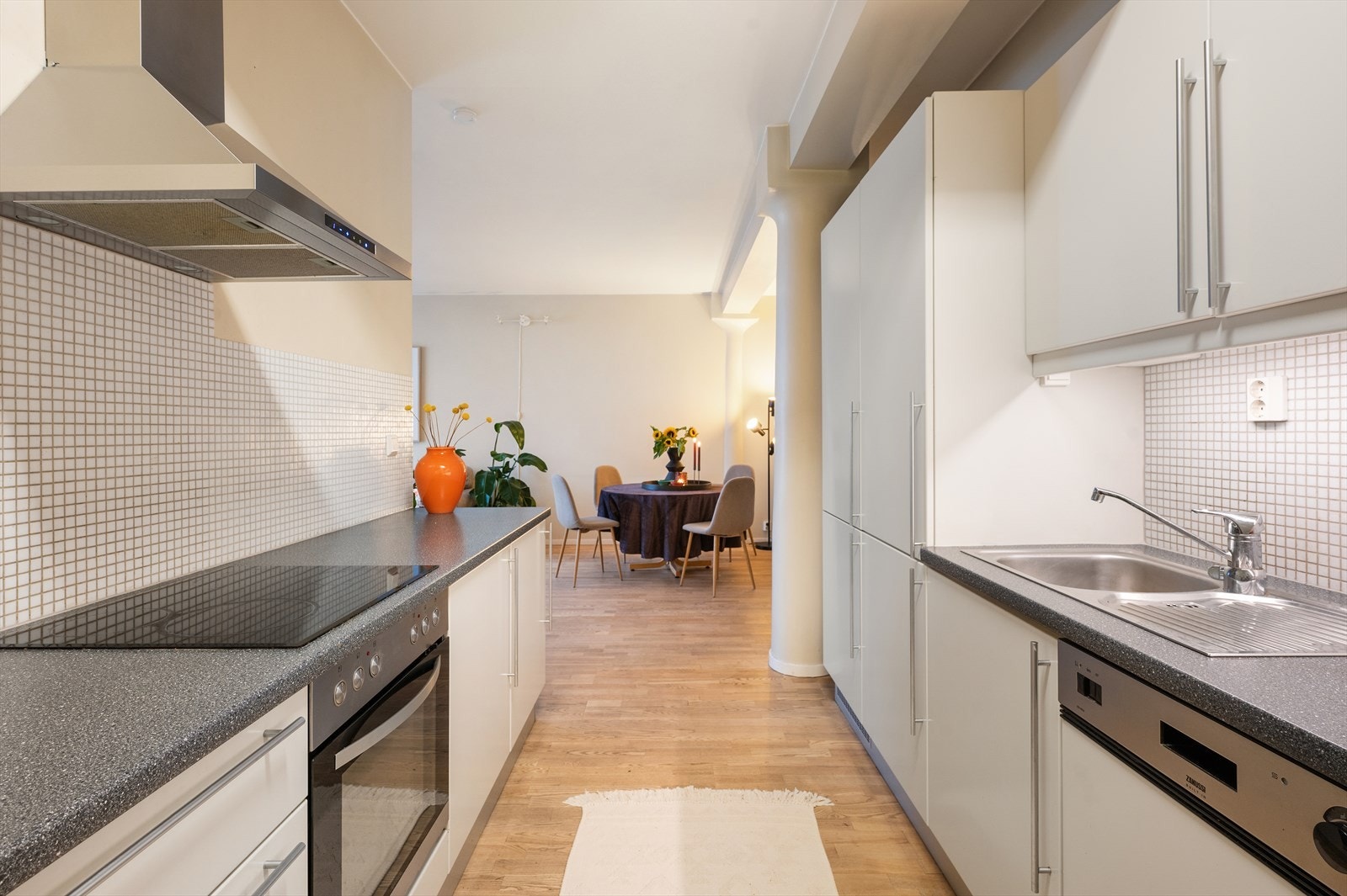 Det er integrert kjøleskap/fryser, oppvaskmaskin, ovn, og keramisk platetopp som ble oppgradert i 2022. Galleribilde