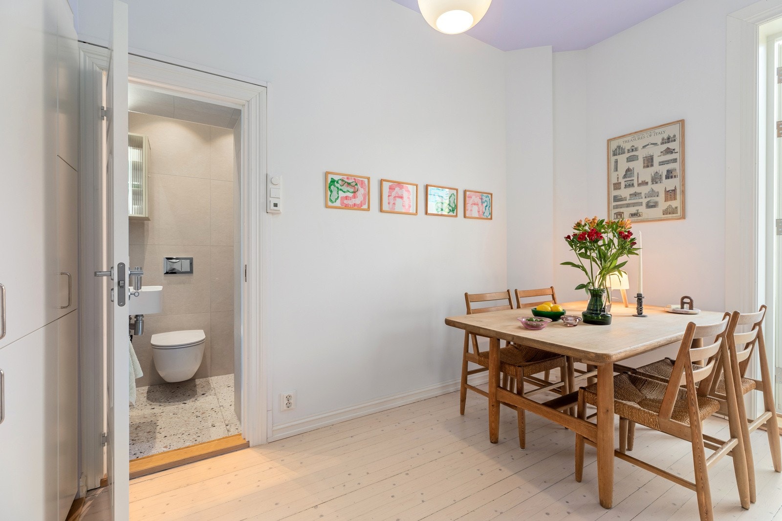 Fra kjøkkenet har du tilgang til baderommet Galleribilde