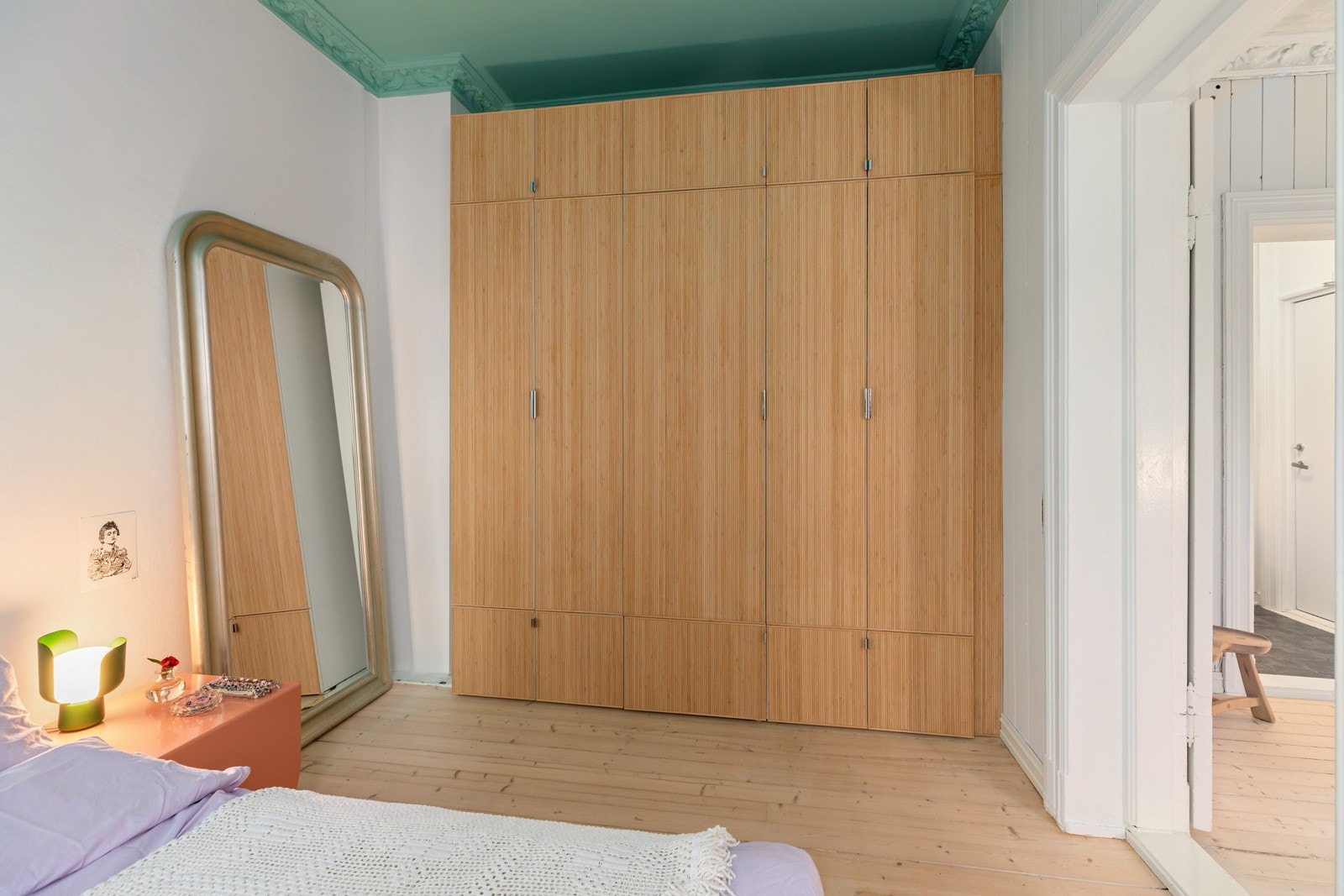 Gode lagringsmuligheter i plassbygd garderobeskap fra 2022 Galleribilde