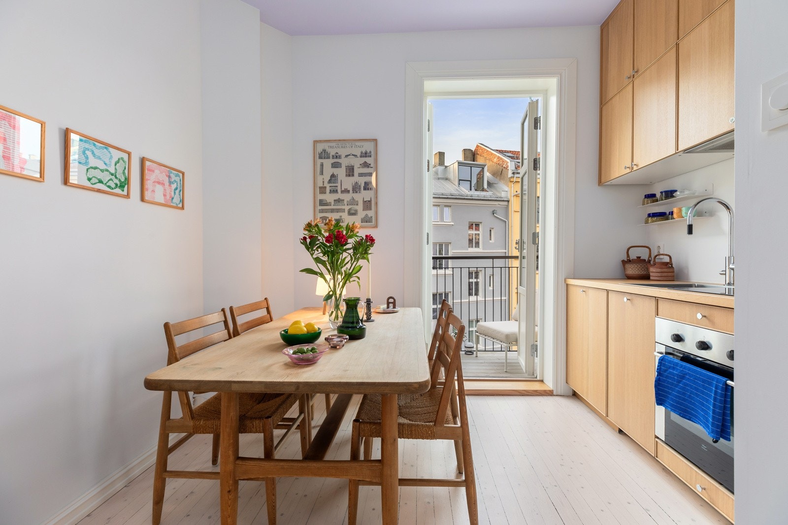 På kjøkkenet er det ellers god plass til stort spisebord for flere gjester Galleribilde