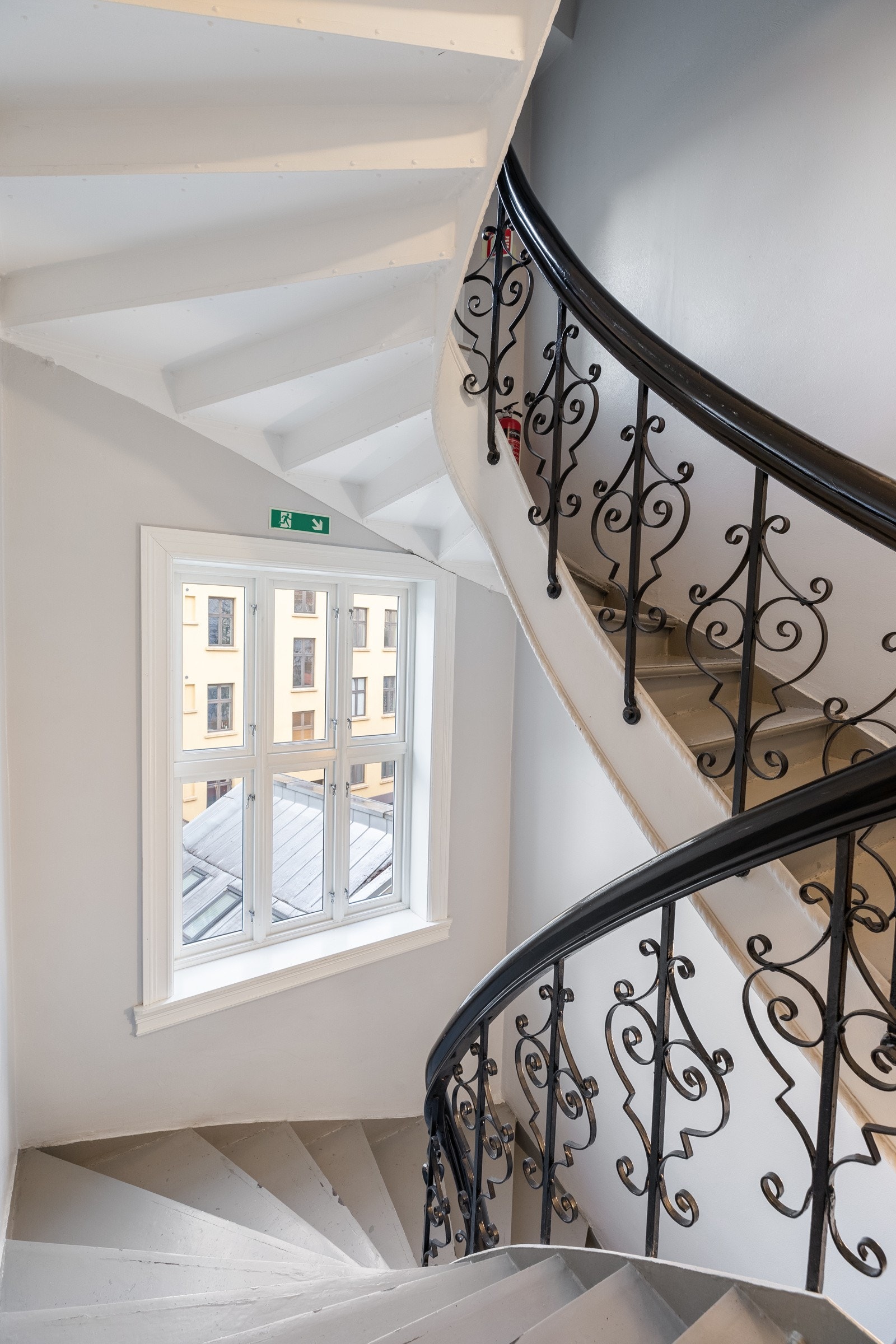 Leiligheten ligger fint til i byggets 4. etasje, som gir en skjermet og tilbaketrukket følelse Galleribilde