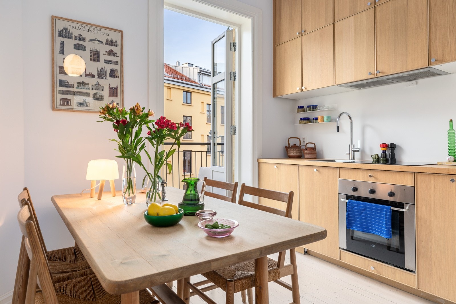 Leiligheten byr på en rekke klassiske detaljer kombinert med moderne og tidsriktige løsninger med oppusset standard i perioden 2020-2022 Galleribilde