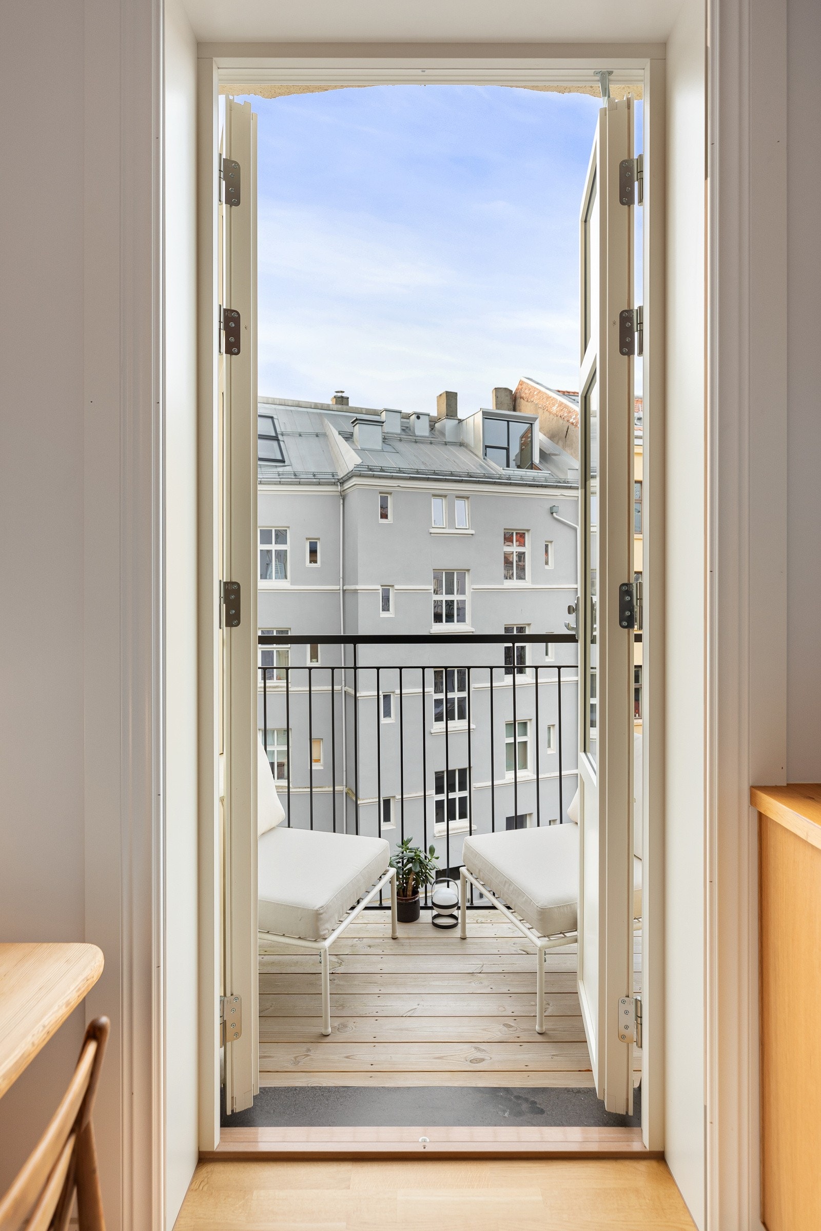 Leiligheten har nylig oppført en vestvendt balkong vendt mot bakgård (2022), med utgang fra kjøkken Galleribilde