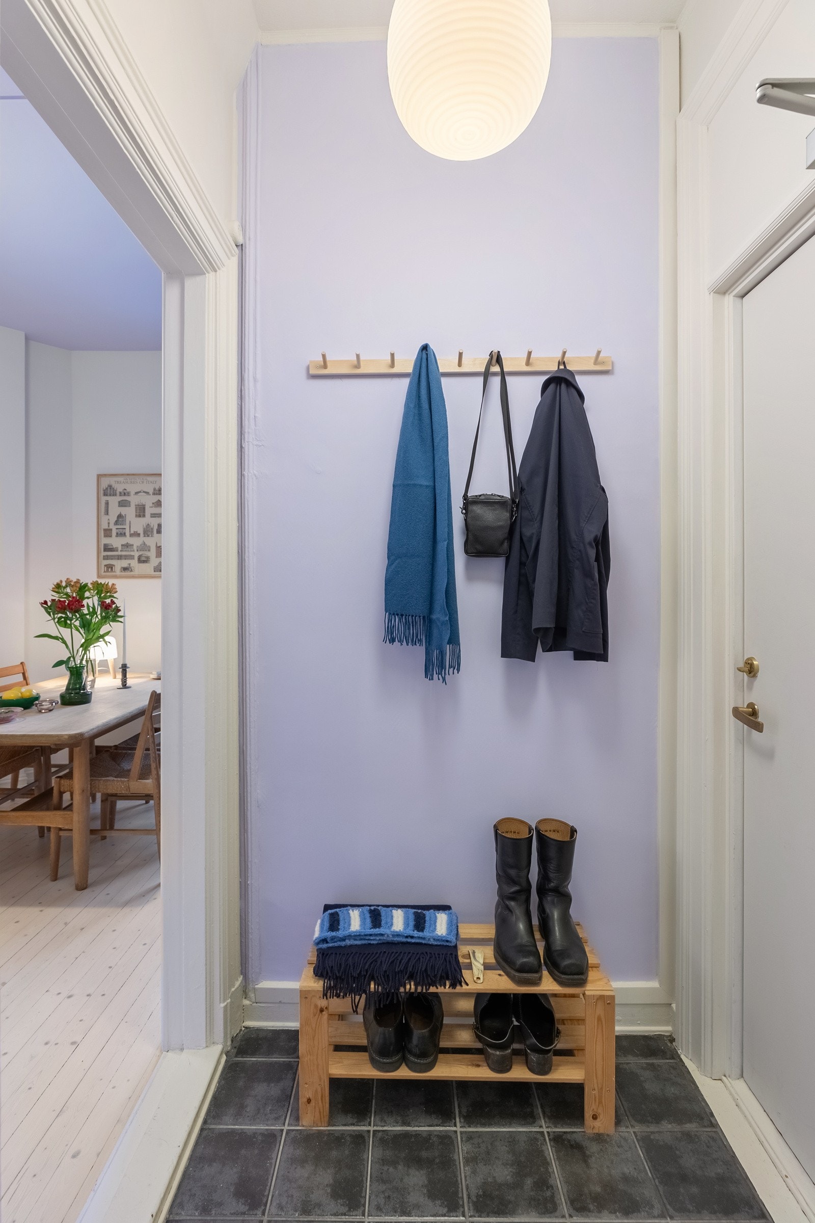 Det er plass til oppheng av klær samt plassering av sko i entré Galleribilde