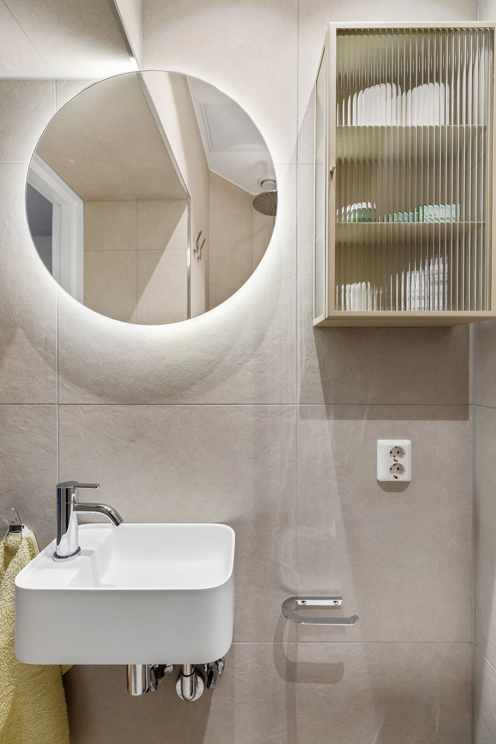 Fastmontert skap på bad er fra Ferm Living fra 2021 Galleribilde