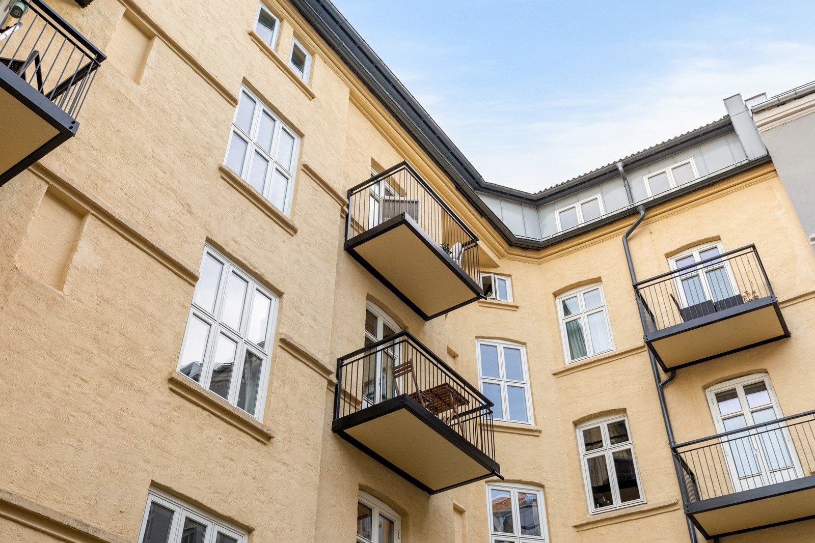 Balkongen gir en naturlig forlengelse av leiligheten på sommerstid Galleribilde